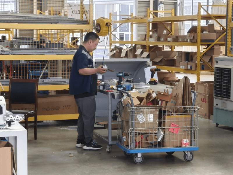 熱浪滾滾，他們?cè)诟邷刂?逆行